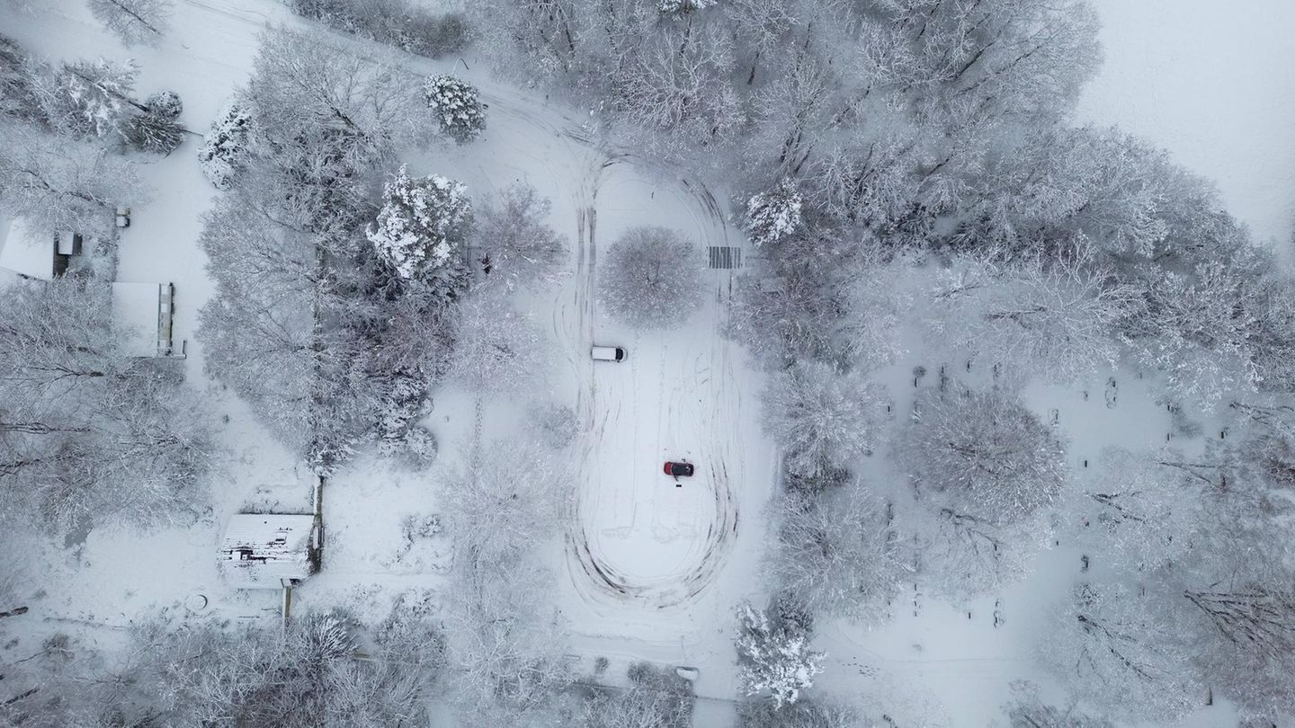 Luftaufnahme einer verschneiten Landschaft