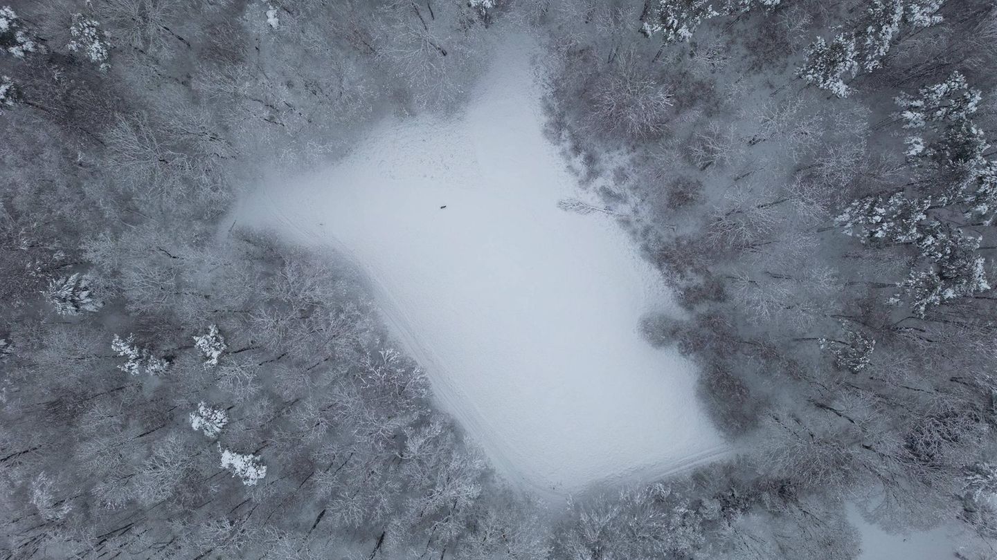 Verschneite Landschaft von oben