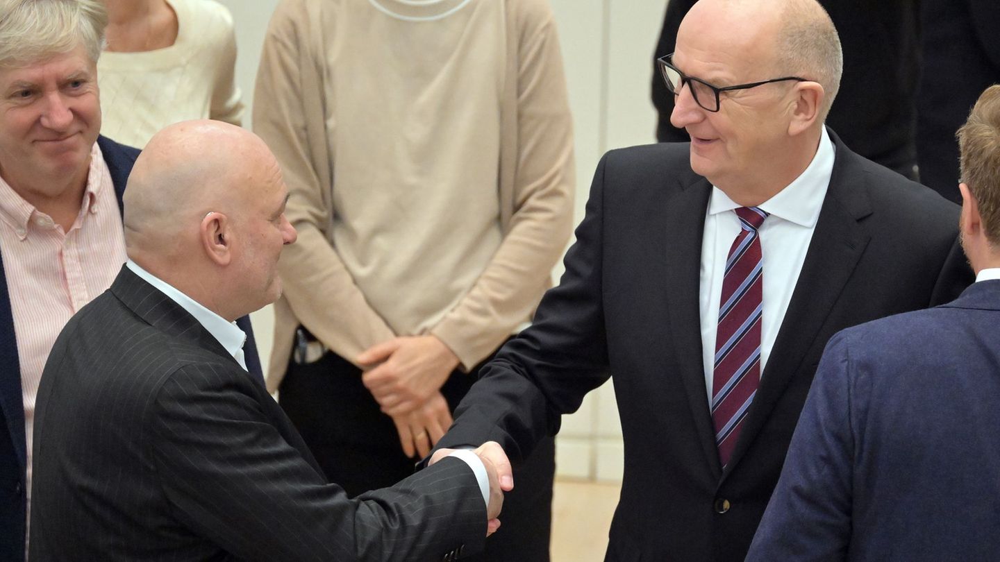 Brandenburgs Finanzminister Robert Crumbach (l) ist aus dem BSW ausgetreten, bleibt aber Minister (Archivbild). Foto: Michael Ba