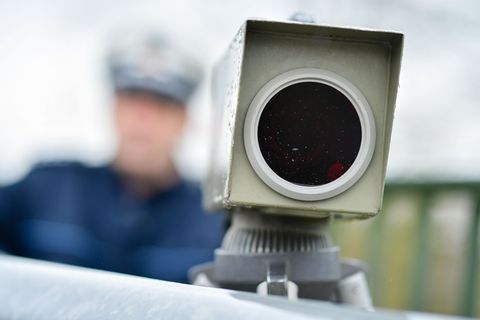 Viele Temposünder hat die Polizei bei einer sechsstündigen Kontrolle auf der Ueckertalbrücke in Vorpommern festgestellt. (Symbol