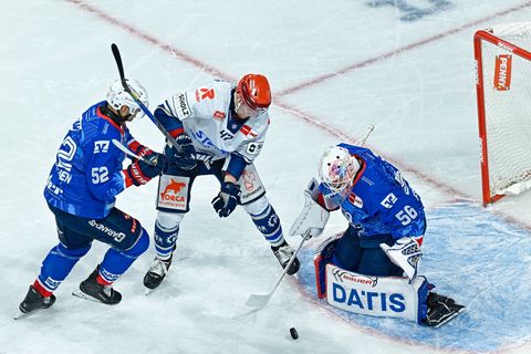 Trägt weiter das Adler-Trikot: Nicolas Mattinen Foto: Uwe Anspach/dpa