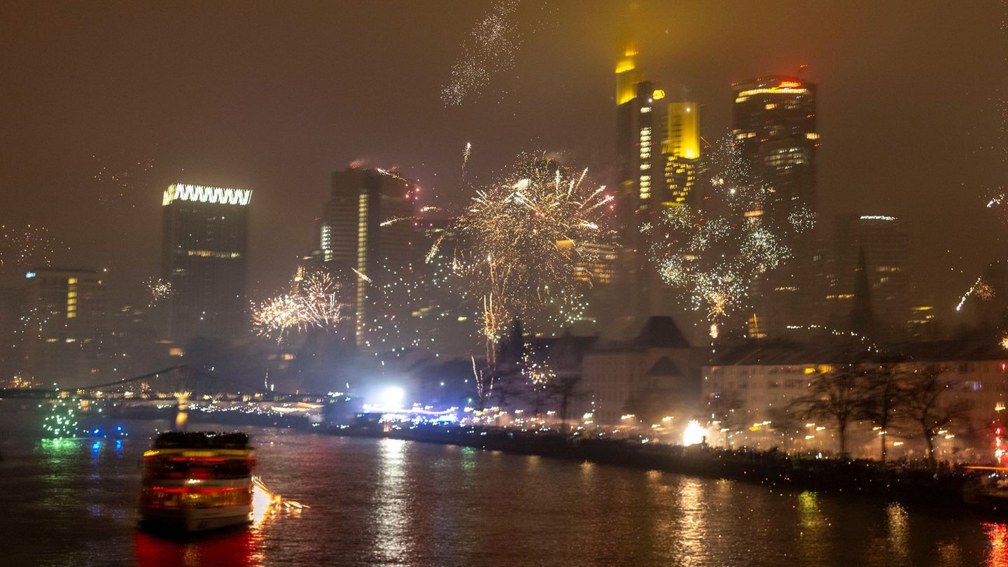 In der Frankfurter Innenstadt wurden an Silvester Rettungskräfte angegriffen. (Archivbild) Foto: Helmut Fricke/dpa