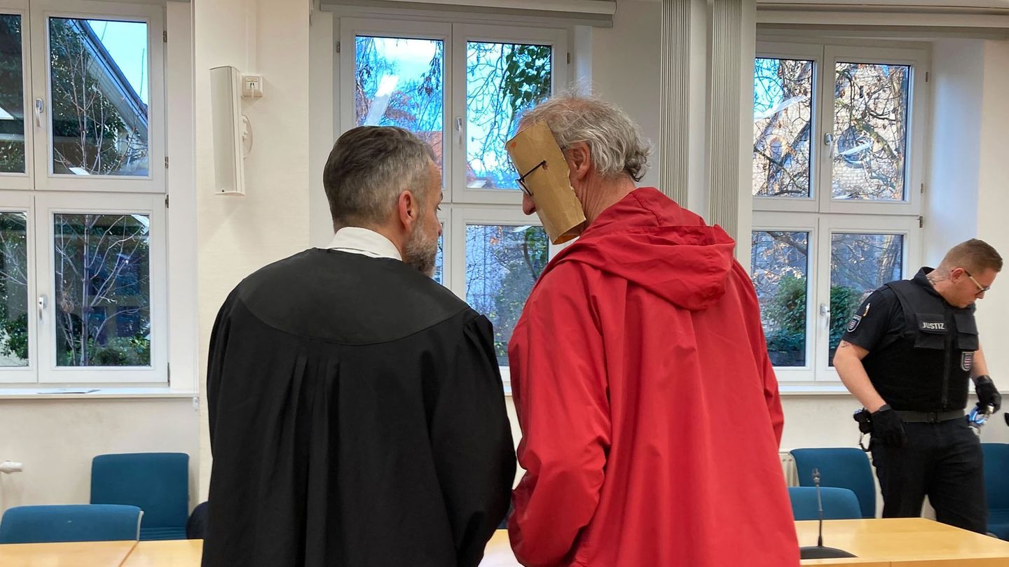 Der 53-jährige Angeklagte trug beim Prozessstart im Dezember zunächst eine augenscheinlich selbst gebastelte Papp-Maske, die sei