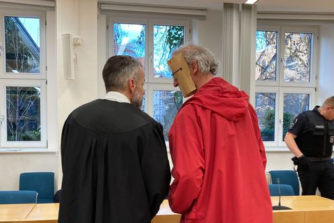 Der 53-jährige Angeklagte trug beim Prozessstart im Dezember zunächst eine augenscheinlich selbst gebastelte Papp-Maske, die sei