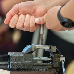 Eine Lehre im Handwerk ist bei jungen Menschen in Ostsachsen wieder stärker gefragt. (Symbolbild) Foto: Robert Michael/dpa-Zentr