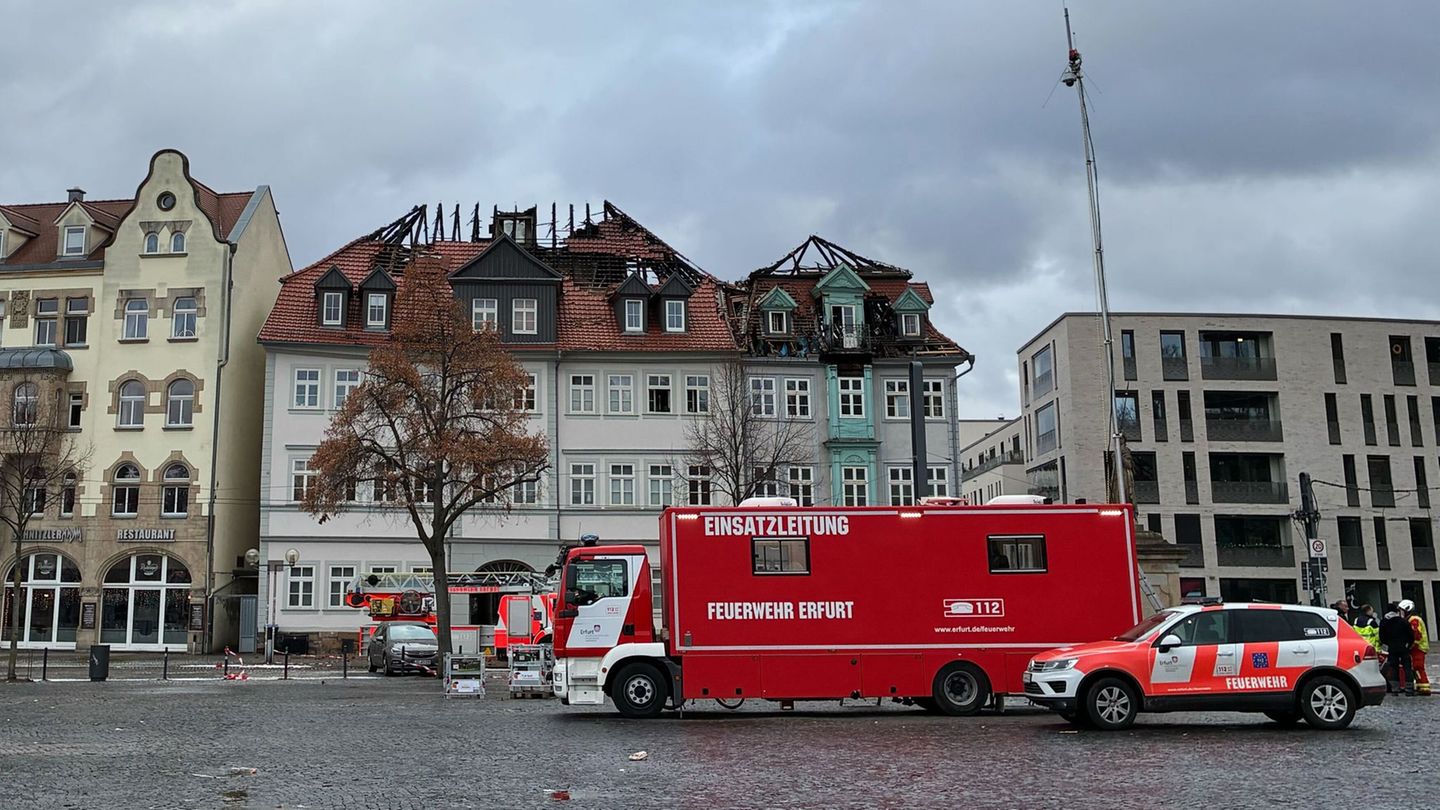 Die Ermittlungen zur Brandursache am Erfurter Domplatz kommen voran (Archivbild) Foto: Marie Frech/-/dpa