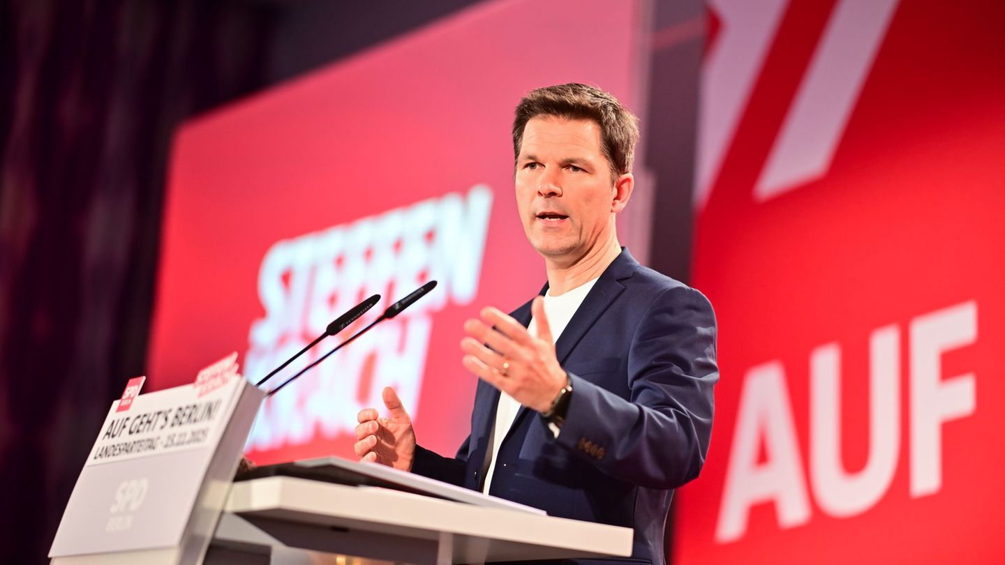 SP-Spitzenkandidat Steffen Krach macht dem Regierenden Bürgermeister Kai Wegner (CDU) Vorwürfe. (Archivbild) Foto: Sebastian Chr