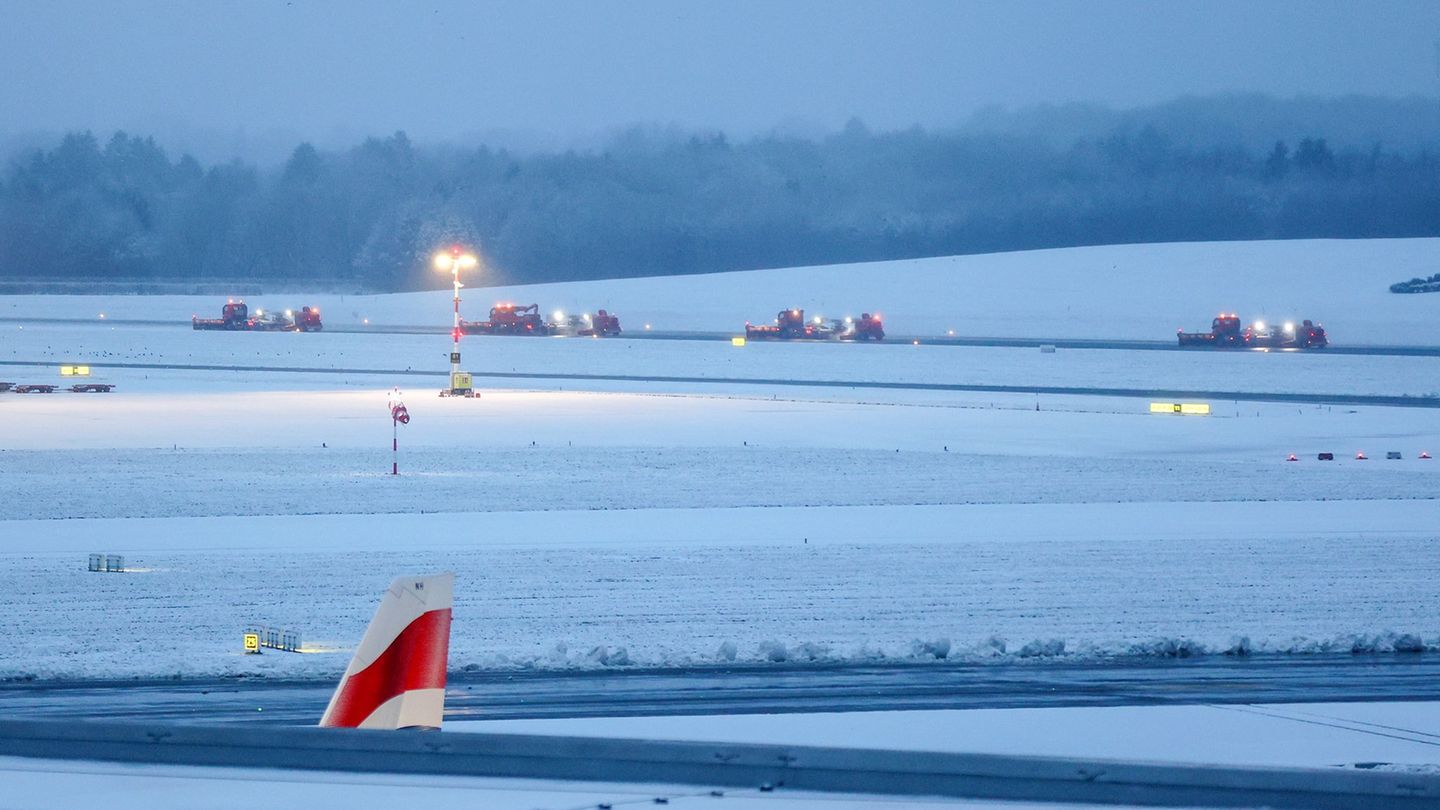 Der Winterdienst des Flughafens war auch am Montag seit den frühen Morgenstunden im Einsatz. (Archivbild) Foto: Bodo Marks/dpa