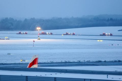 Der Winterdienst des Flughafens war auch am Montag seit den frühen Morgenstunden im Einsatz. (Archivbild) Foto: Bodo Marks/dpa