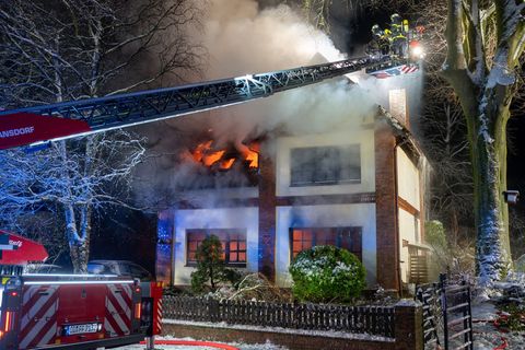 Bei einem Brand in einem Wohnhaus ist ein 72-jähriger gestorben. Foto: News5/René Schröder/NEWS5/dpa