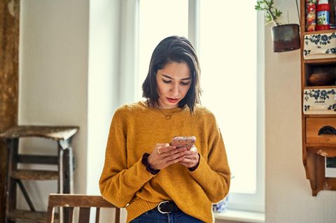 Affäre: Frau wählt Nummer auf Handy