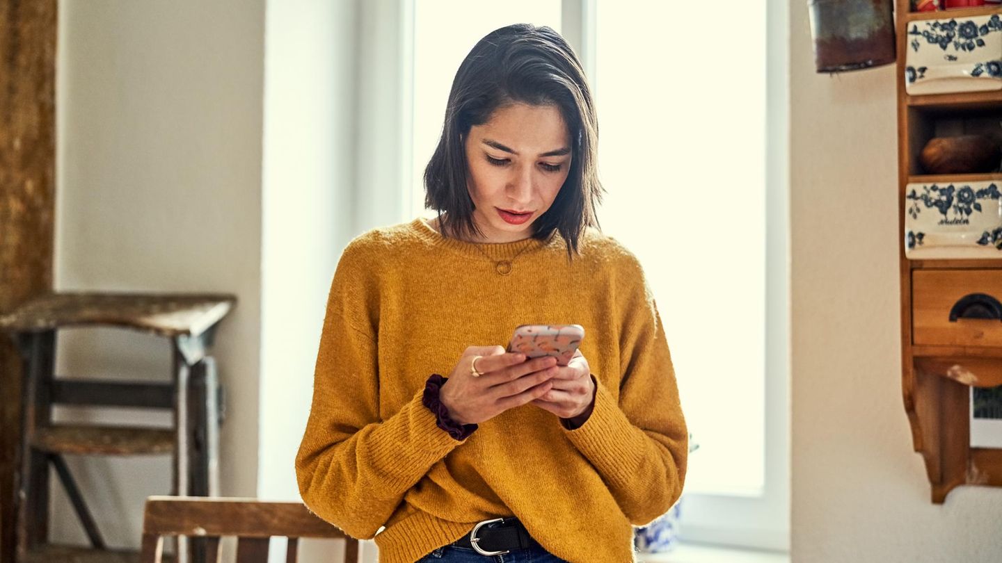 Affäre: Frau wählt Nummer auf Handy