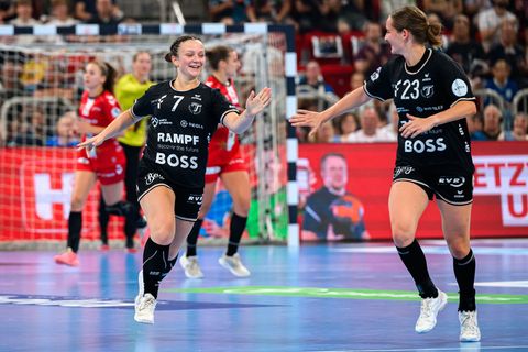Sabrina Tröster (l) wechselt im Sommer zum Thüringer HC. (Archivbild) Foto: Marco Wolf/dpa