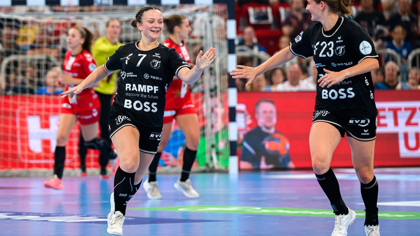 Sabrina Tröster (l) wechselt im Sommer zum Thüringer HC. (Archivbild) Foto: Marco Wolf/dpa