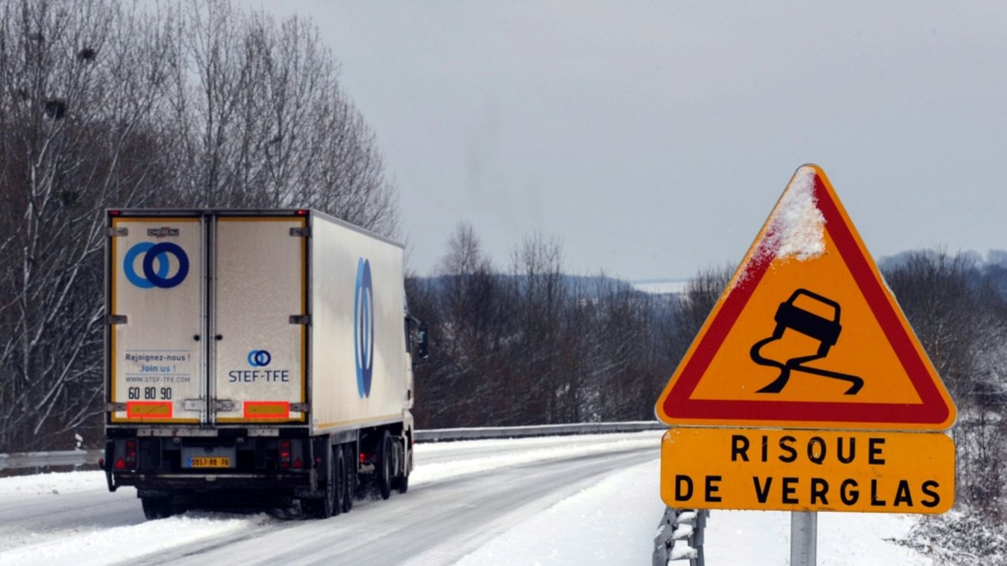 Selon le dernier bulletin de Météo-France, les chutes de neige devaient continuer toute la matinée de lundi sur les départements