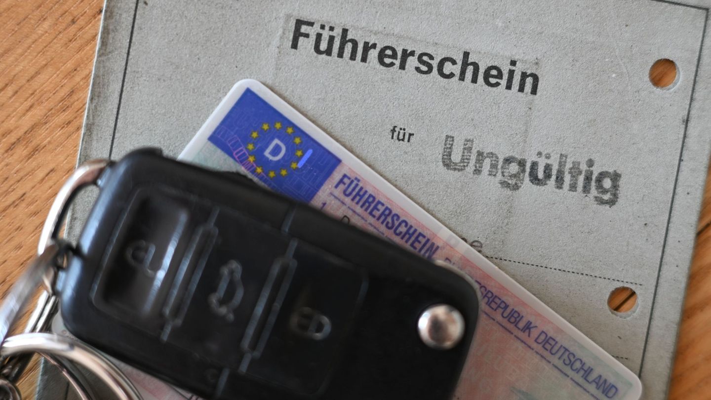 In der EU sollen ab 2033 nur noch einheitliche Führerscheine im Umlauf sein. (Symbolbild) Foto: Arne Dedert/dpa/dpa-tmn