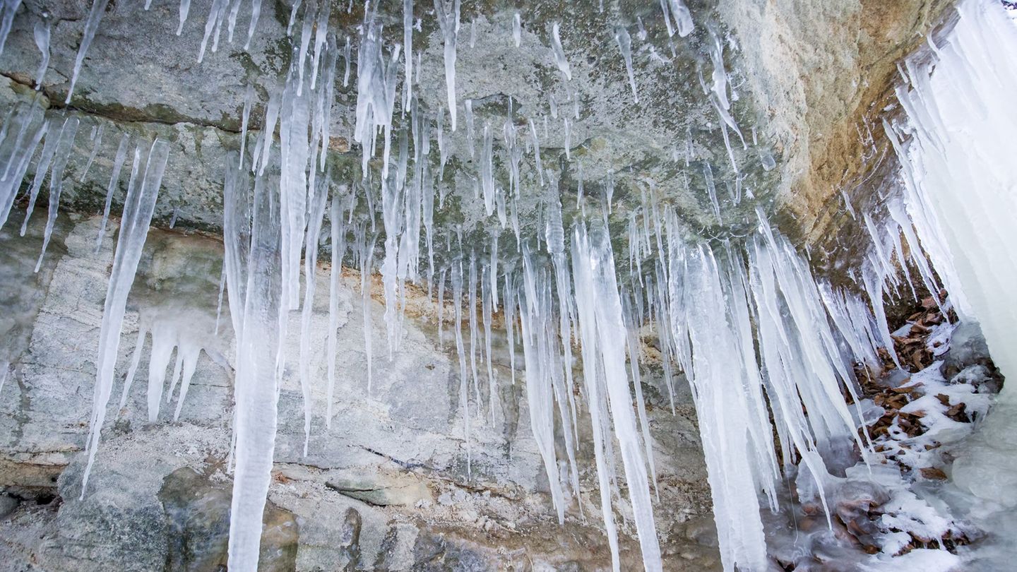 Ein herabfallender Eiszapfen trifft in Oberbayern einen Jungen. (Symbolbild) Foto: Daniel Karmann/dpa
