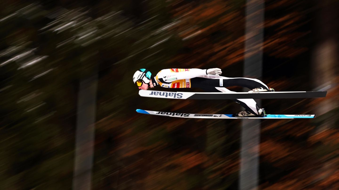 Domen Prevc ist der Überflieger dieser Tournee. Foto: Daniel Karmann/dpa