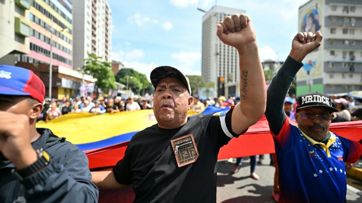 Maduro-Anhänger demonstrieren nahe dem Parlament