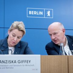 Ein ungleiches Paar: Franziska Giffey mit Berlins Regierendem Bürgermeister Kai Wegner