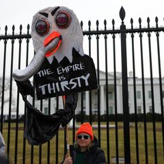 Eine Demonstrantin vor dem Weißen Haus hält ein Schild mit dem Spruch "The Empire is thirsty"