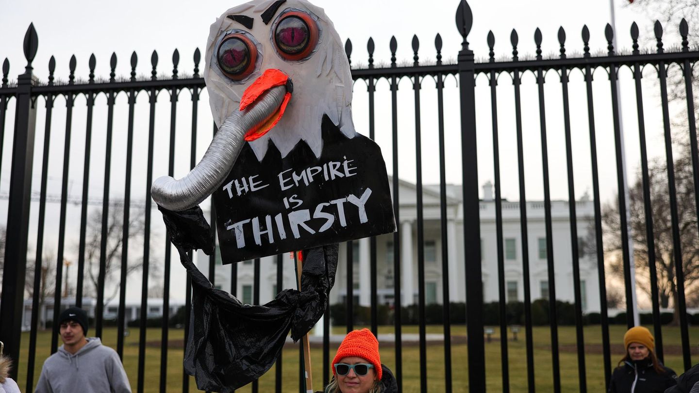 Eine Demonstrantin vor dem Weißen Haus hält ein Schild mit dem Spruch "The Empire is thirsty"