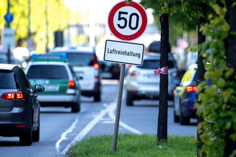 Nicht nur der Straßenverkehr ist schuld an hohen Feinstaubwerten. (Archivbild) Foto: Sven Hoppe/dpa