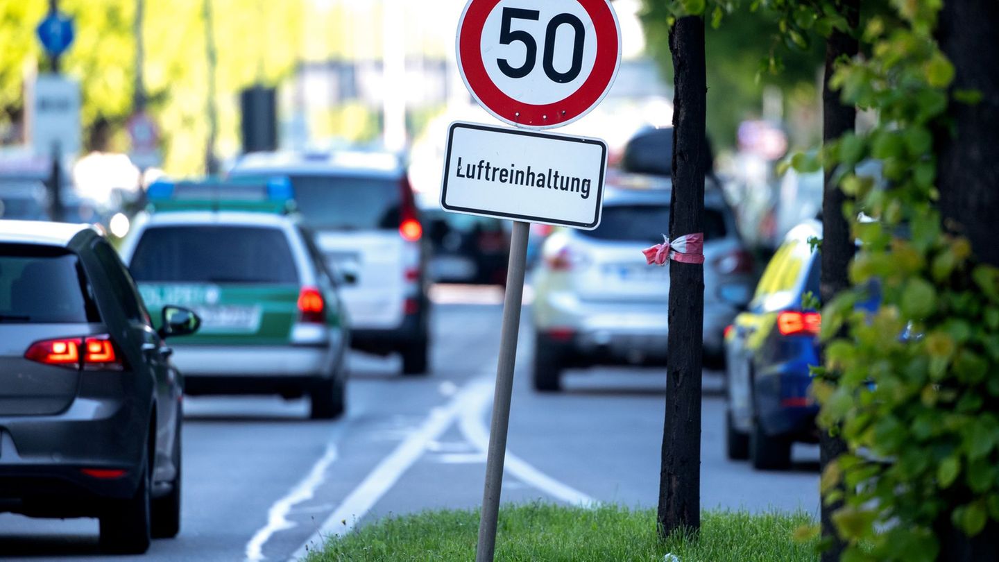Nicht nur der Straßenverkehr ist schuld an hohen Feinstaubwerten. (Archivbild) Foto: Sven Hoppe/dpa
