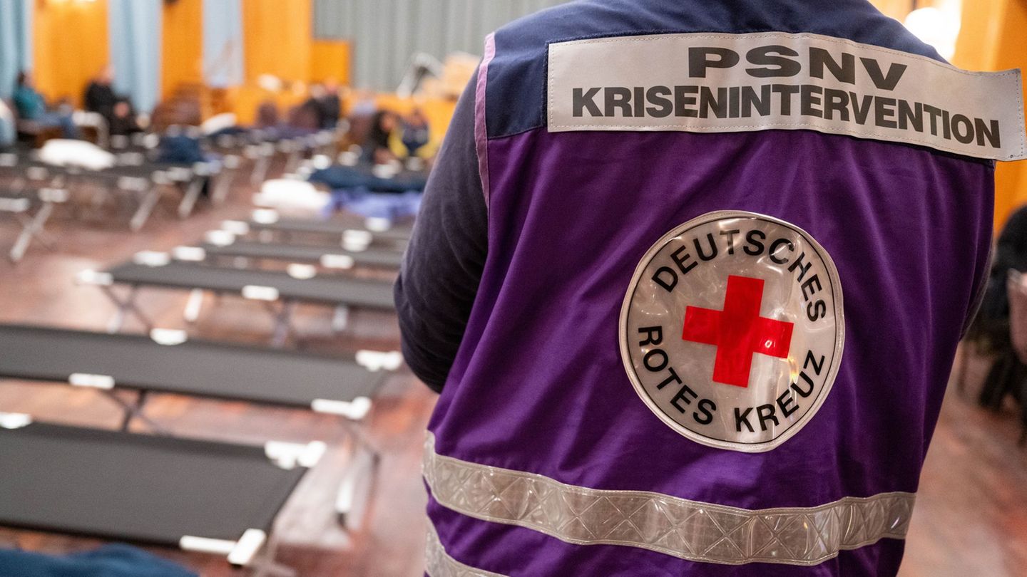 In Notunterkünften können sich Menschen aufwärmen oder übernachten. Foto: Christophe Gateau/dpa