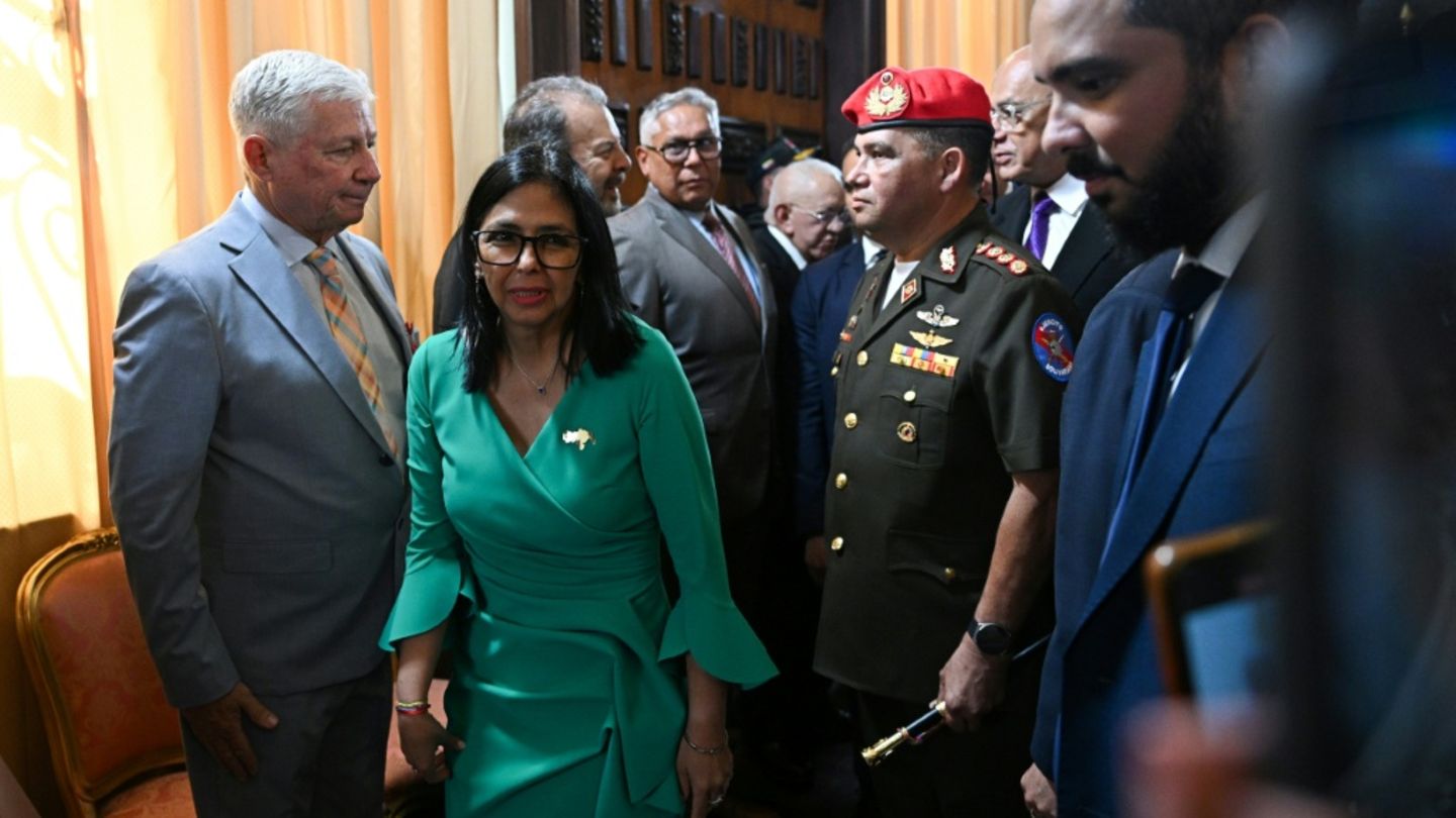Rodríguez (2.v.l.) nach der Parlamentssitzung in Caracas