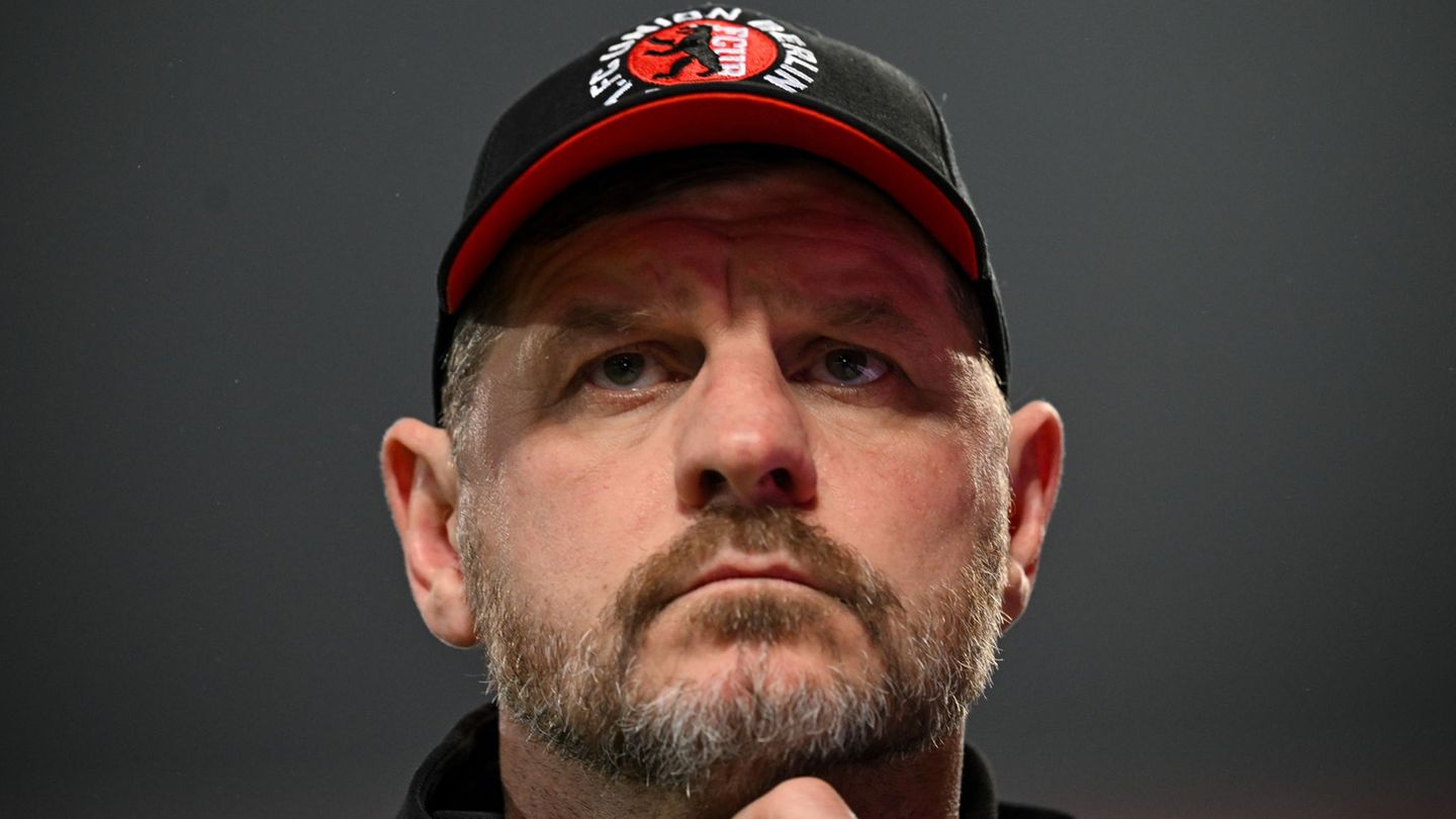 Trainer Steffen Baumgart müht sich mit Union Berlin zum Testspielsieg gegen Aue. (Archivbild) Foto: Soeren Stache/dpa