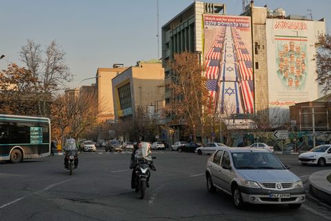 USA und Israel als Feindbild: Straßenszene im Iran. Foto: Vahid Salemi/AP/dpa