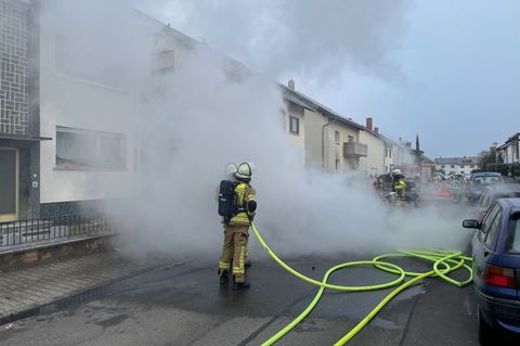 Durch ausgelaufenen Kraftstoff konnten die Flammen auf ein zweites Auto übergreifen. Foto: Freiwlllige Feuerwehr Brühl/dpa