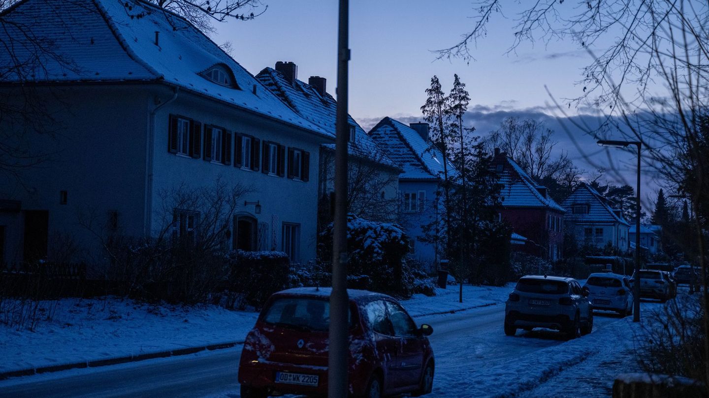 Viele Haushalte im Südwesten Berlins sind die dritte Nacht in Folge ohne Strom. Foto: Christophe Gateau/dpa