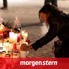 Trauer um die Opfer der Silvester-Katastrophe: Eine Frau zündet in Crans-Montana eine Kerze an