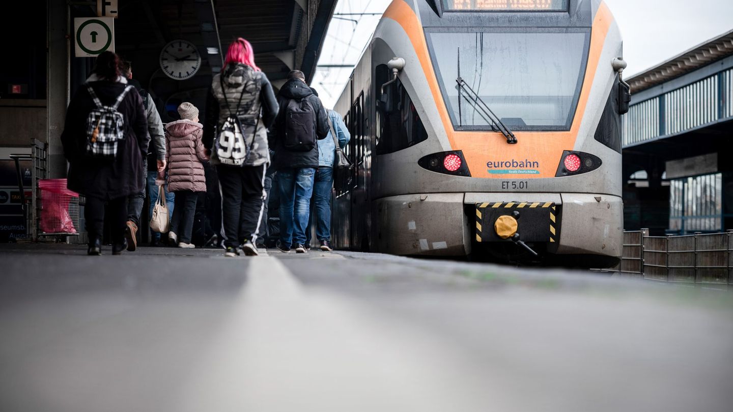 Der Städtetag Nordrhein-Westfalen schlägt eine Landeseisenbahngesellschaft vor. (Symbolbild) Foto: Fabian Strauch/dpa