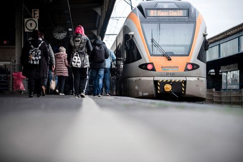 Der Städtetag Nordrhein-Westfalen schlägt eine Landeseisenbahngesellschaft vor. (Symbolbild) Foto: Fabian Strauch/dpa