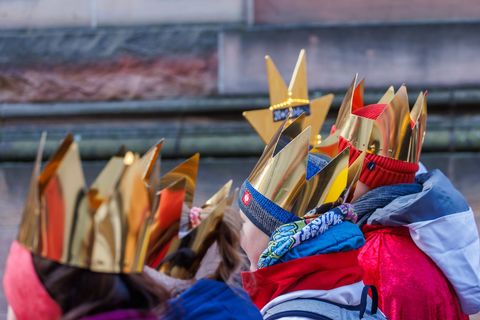 Sternsingerinnen und Sternsinger sind jedes Jahr in Deutschland unterwegs. (Symbolbild) Foto: Philipp von Ditfurth/dpa