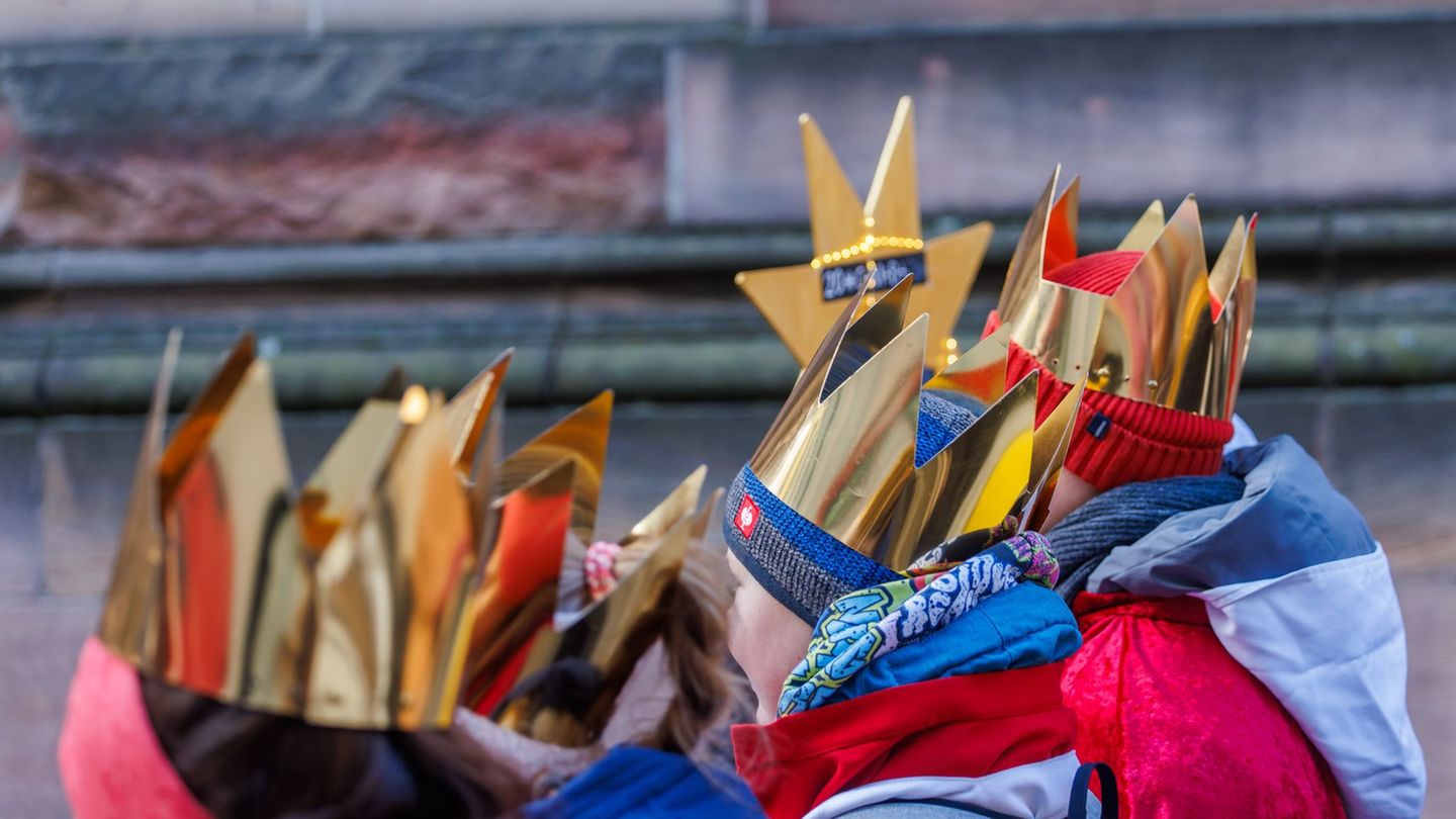 Sternsingerinnen und Sternsinger sind jedes Jahr in Deutschland unterwegs. (Symbolbild) Foto: Philipp von Ditfurth/dpa