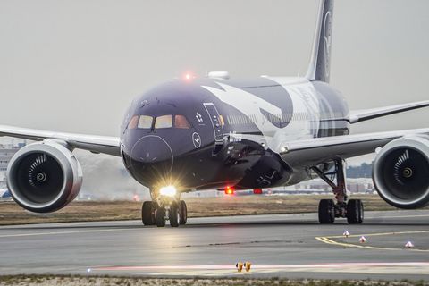 Die Lufthansa schickt zum 100. Jahrestag sechs Jets in einer Sonderlackierung auf die Strecke. Foto: Andreas Arnold/dpa