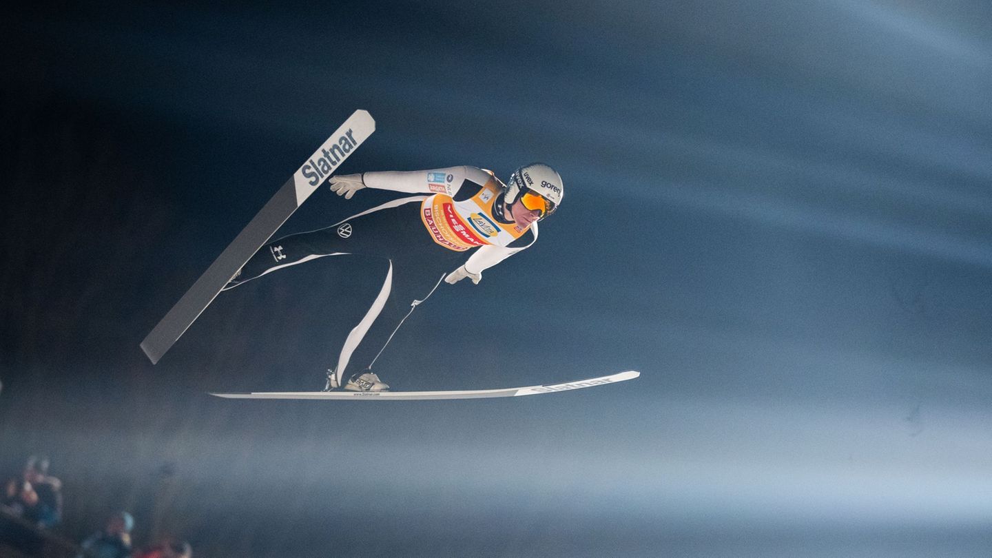 Domen Prevc ist der Sieg bei der Vierschanzentournee kaum noch zu nehmen. Foto: Georg Hochmuth/APA/dpa