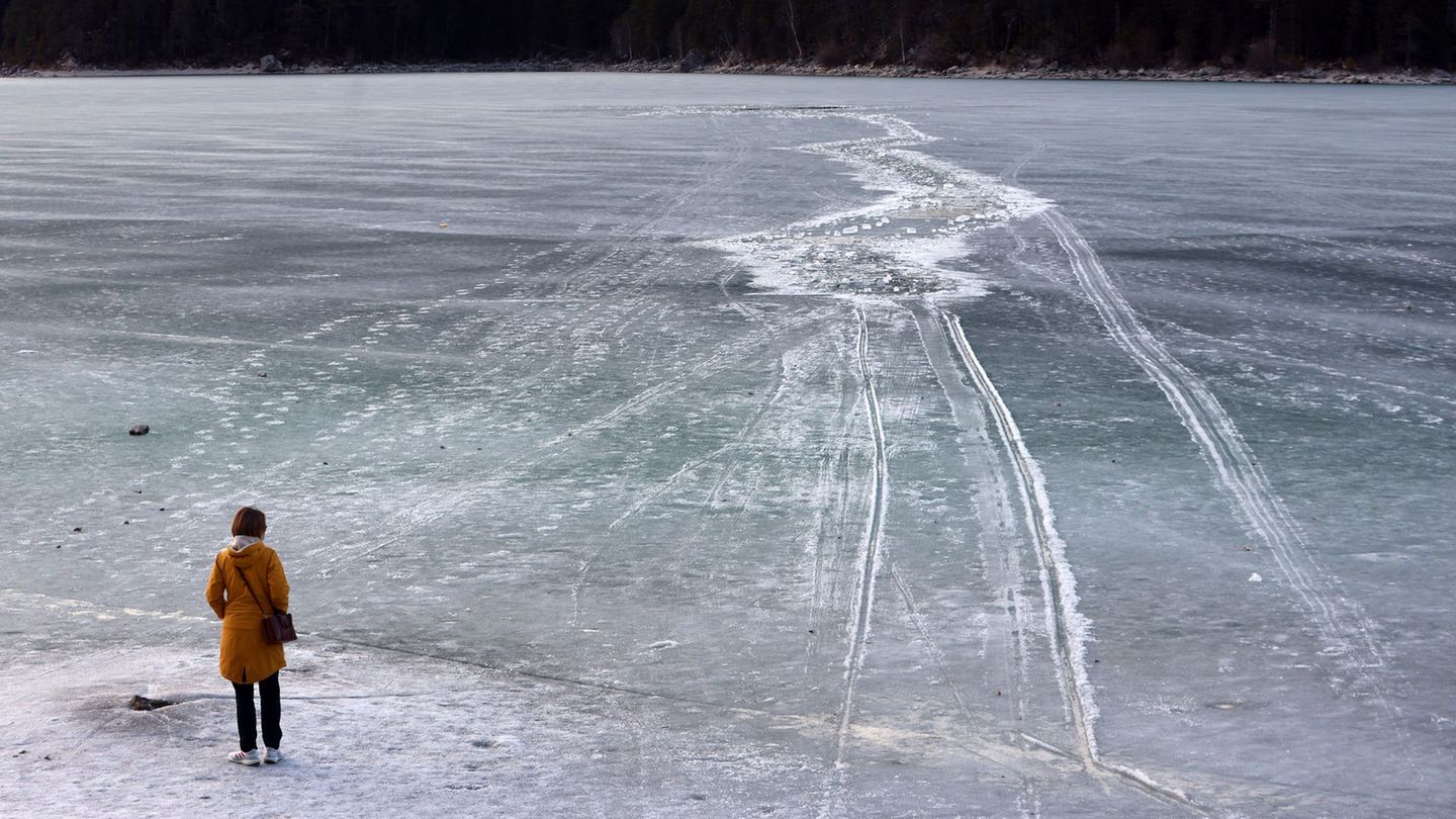 Zugefrorene Seen können zur Lebensgefahr werden. (Archivbild) Foto: Karl-Josef Hildenbrand/dpa/dpa-tmn