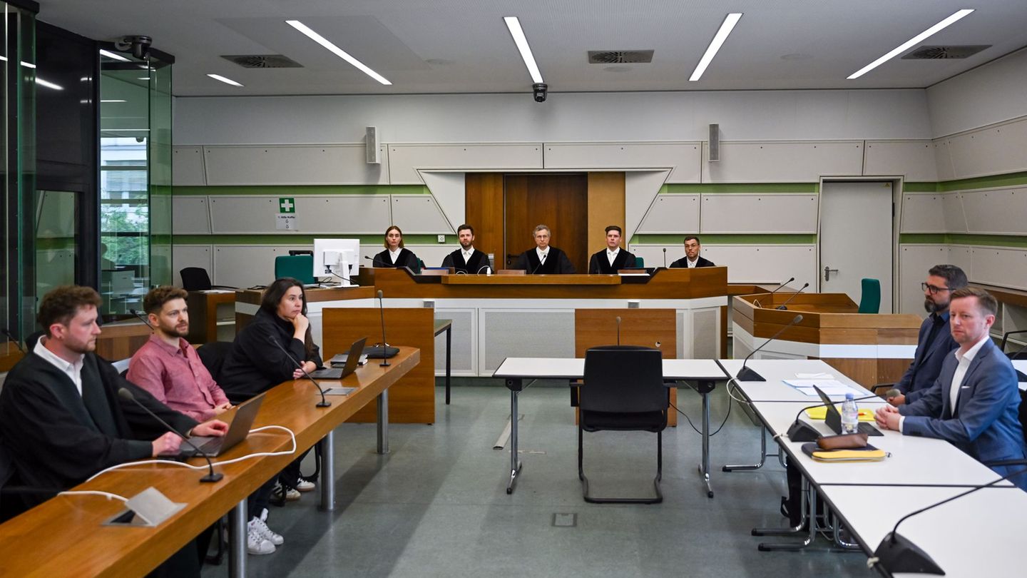 Das Verwaltungsgericht prüft eine Klage von Lahav Shapira (2.v.l), Student der Freien Universität (FU) Berlin. (Archivbild) Foto