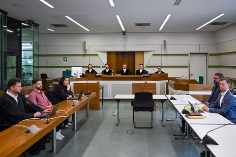 Das Verwaltungsgericht prüft eine Klage von Lahav Shapira (2.v.l), Student der Freien Universität (FU) Berlin. (Archivbild) Foto