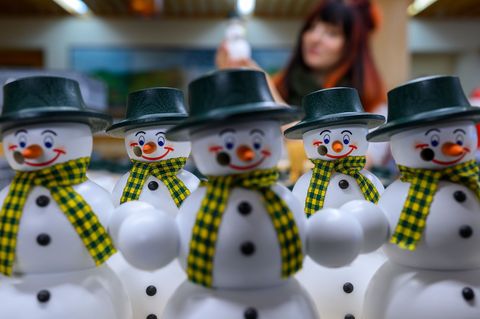 Räucherfiguren aus dem Erzgebirge wie diese Schneemänner sind in der Weihnachtszeit beliebt (Archivbild) Foto: Hendrik Schmidt/d