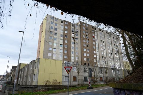 Charakteristisch für das Gebäude sind die an der Fassade angebrachten Wäscheständer. (Archivbild) Foto: Swen Pförtner/dpa