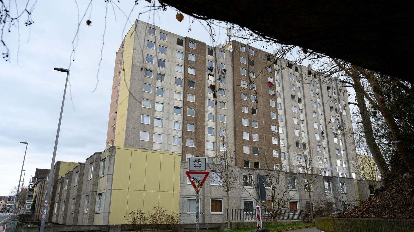 Charakteristisch für das Gebäude sind die an der Fassade angebrachten Wäscheständer. (Archivbild) Foto: Swen Pförtner/dpa