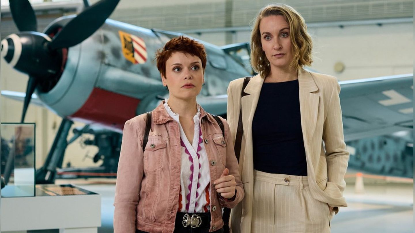 "Die Heiland - Wir sind Anwalt: Kalter Krieg": Romy Heiland (Christina Athenstädt, r.) und Tilly Vogel (Sina Reiß, l.) ermitte