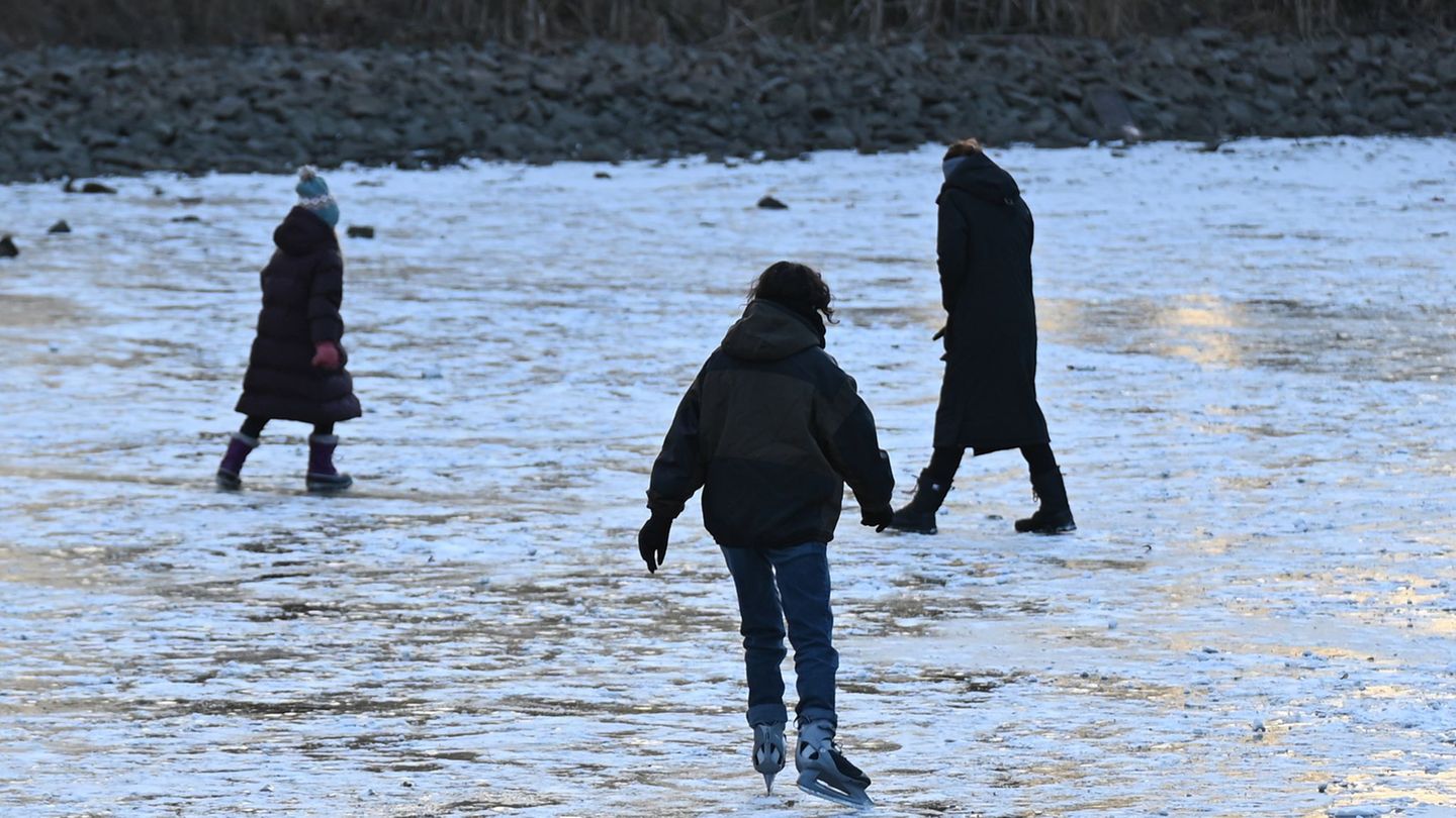 Trotz Dauerfrost warnen die Behörden vor dem Betreten der Eisflächen. Foto: David Hammersen/dpa