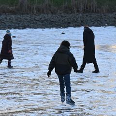 Trotz Dauerfrost warnen die Behörden vor dem Betreten der Eisflächen. Foto: David Hammersen/dpa